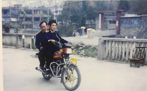 20世纪80,90年代初干警下乡办案的交通工具是两轮摩托车.jpg